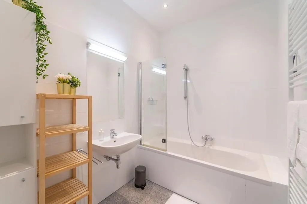 Central Apartment I Chic And Bright Accommodation ウィーン 0*,  オーストリア